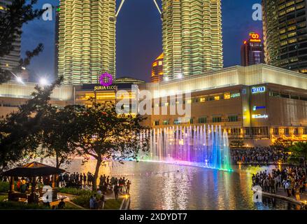 Kuala Lumpur, Malaisie-23 avril 2024 : comme la soirée approche dans le parc KLCC, à l'esplanade à l'extérieur du centre commercial Suria KLCC, de nombreux visiteurs anticipent t Banque D'Images