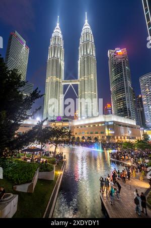 Kuala Lumpur, Malaisie-23 avril 2024 : comme la soirée approche dans le parc KLCC, à l'esplanade à l'extérieur du centre commercial Suria KLCC, de nombreux visiteurs anticipent t Banque D'Images