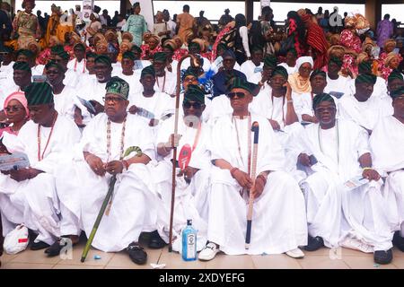 Les indigènes d'Ijebu assistent et se produisent pendant le festival coloré Ojude Oba à Ijebu. Le festival coloré est célébré le deuxième jour après l'Aïd al-Adha. Le festival Ojude Oba est un spectacle culturel et exubérant de son, de couleur et de joie de vivre. Etat d'Ogun, Nigeria. Banque D'Images