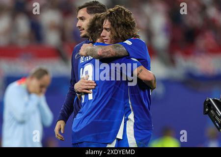 Leipzig, Allemagne. 24 juin 2024. 24 juin 2024, stade de Leipzig : Mateo Retegui (19 Italie) et Riccardo Calafiori (5 Italie) célèbrent la fin du match lors du match de football UEFA EURO 2024 Allemagne du Groupe B entre la Croatie et l'Italie au stade de Leipzig, en Allemagne. Francesco Farina/SPP (FRANCESCO FARINA/SPP) crédit : SPP Sport Press photo. /Alamy Live News Banque D'Images