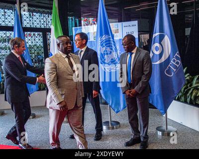 Vienne, Autriche, Autriche. 25 juin 2024. Le Directeur général de l'AIEA, RAFAEL MARIANO GROSSI, se promène derrière le Président de la Sierra Leone, JULIUS MAADA WONIE bio, aux Nations Unies de Vienne. (Crédit image : © Bianca Otero/ZUMA Press Wire) USAGE ÉDITORIAL SEULEMENT! Non destiné à UN USAGE commercial ! Banque D'Images