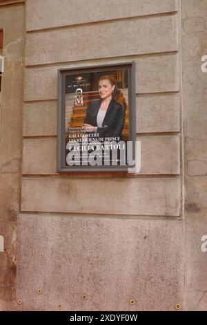 Cremona, Italie - 15 juin 2024 affiche publicitaire une performance lirique d'opéra de cecilia bartoli est attachée à un mur de pierre altérée Banque D'Images