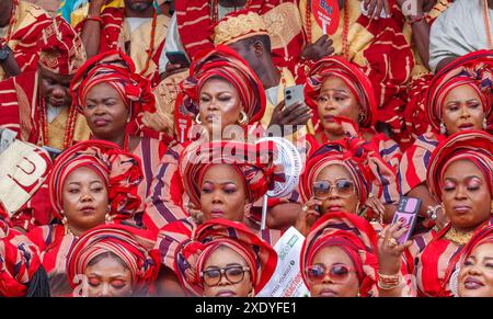 Les indigènes d'Ijebu assistent et se produisent pendant le festival coloré Ojude Oba à Ijebu. Le festival coloré est célébré le deuxième jour après l'Aïd al-Adha. Le festival Ojude Oba est un spectacle culturel et exubérant de son, de couleur et de joie de vivre. Etat d'Ogun, Nigeria. Banque D'Images