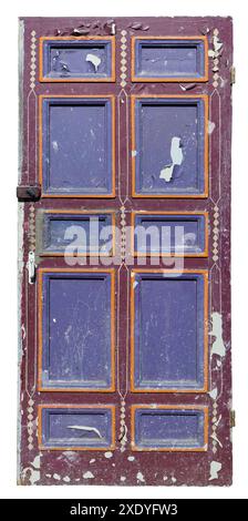 La vieille porte en bois cassé de la maison de village en ruine a été peinte en violet et rouge isolé Banque D'Images