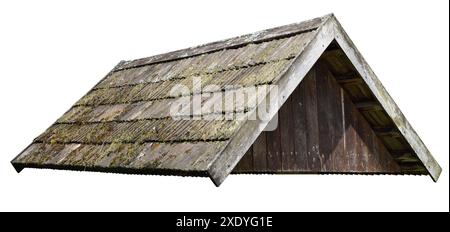 Le toit de la petite grange rurale est recouvert de tuiles en bois vert vieilli pourri isolé Banque D'Images