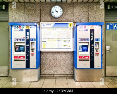 Munich, Allemagne - 22 juin 2024 : deux distributeurs automatiques de billets de la Munich transport Company dans une gare ferroviaire Banque D'Images