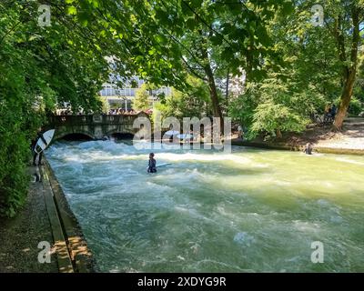 Munich, Allemagne - 22 juin 2024 : surfeur à la vague d'Eisbach dans le centre de Munich sur la rivière Isar Banque D'Images