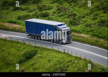 JWC TRANSPORT LTD V888 JWC SCANIA V8 TRANSPORTANT UNE REMORQUE SDC CURTAINSIDE SUR L'A487 Banque D'Images