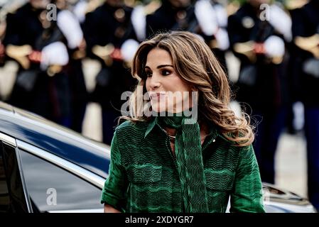 Paris, France. 24 juin 2024. Antonin Burat/le Pictorium - visite du roi de Jordanie Abdullah II à Paris - 24/06/2024 - France/Paris - L'épouse du roi de Jordanie Abdullah II, la reine Rania, lors d'un déjeuner de travail à l'Elysée le 24 juin 2024. Crédit : LE PICTORIUM/Alamy Live News Banque D'Images