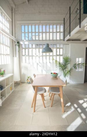 Salle à manger loft industriel. Banque D'Images