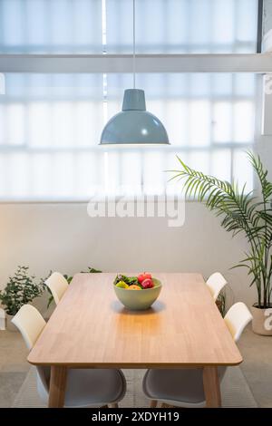 Design intérieur d'une salle à manger loft industriel, table et chaises dans un salon. Banque D'Images