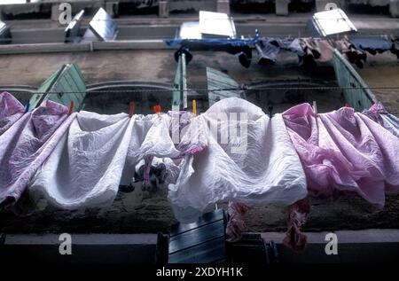 Lessive suspendue dans une rue résidentielle, Venise, Italie Banque D'Images