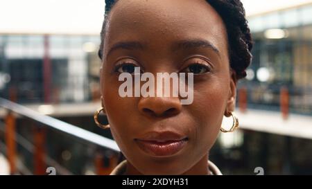 Gros plan Portrait d'une femme dans un cadre d'architecture industrielle moderne Banque D'Images