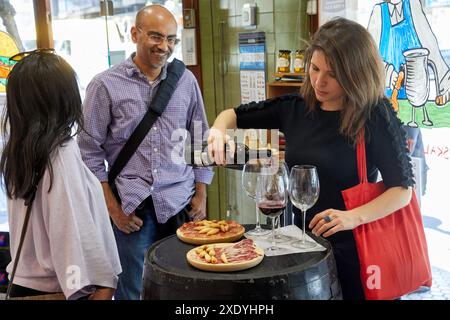 Dégustation de jambon, chorizo et longe iberico, charcuterie, visite gastronomique, guide avec des touristes, Donostia, Saint-Sébastien, Gipuzkoa, pays basque, Espagne Banque D'Images