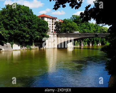 Luitpoldbrucke sur la rivière Isar depuis les jardins Maximiliens à Haidhausen Munich Bavière Allemagne Banque D'Images