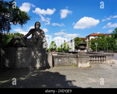 Statue à Luitpoldbrucke sur la rivière Isar Bogenhausen Munich Bavière Allemagne Banque D'Images