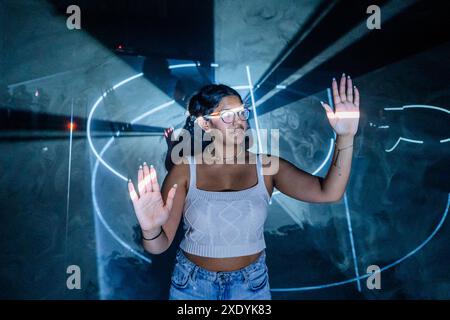 Londres, Royaume-Uni. 25 juin 2024. Split-second (Mirror) I, 2018 - Anthony McCall : Solid Light at Tate Modern (L'utilisation de l'image doit mentionner ce spectacle). Il a été l'un des pionniers du cinéma expérimental et de l'art d'installation, surtout connu pour ses installations de « lumière solide » où la lumière projetée est visiblement améliorée à l'aide d'une fine brume pour produire des formes de lumière solide avec lesquelles les visiteurs sont invités à interagir. L'exposition présente quatre de ces œuvres immersives ainsi que des films, des photographies et des archives. Crédit : Guy Bell/Alamy Live News Banque D'Images