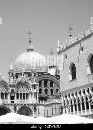 Venise, Italie - 30 juin 20220 la façade de la basilique Saint Marc avec son design orné et ses pierres détaillées est capturée en noir et blanc Banque D'Images