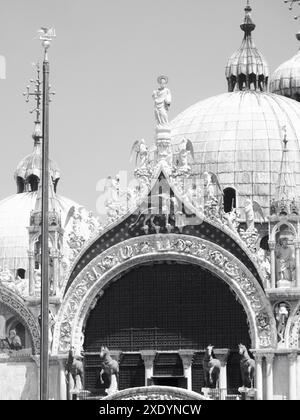 Venise, Italie - 30 juin 20220 détail architectural noir et blanc de la basilique saint Marc montrant des sculptures et des motifs ornés sur la façade Banque D'Images