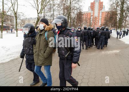 TULA, RUSSIE - 23 JANVIER 2021 : Réunion de masse publique en soutien à Alexei Navalny, des policiers arrêtant un citoyen masculin. Banque D'Images