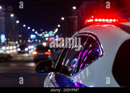 Feux de voiture de police dans la ville de nuit avec mise au point sélective et bokeh Banque D'Images