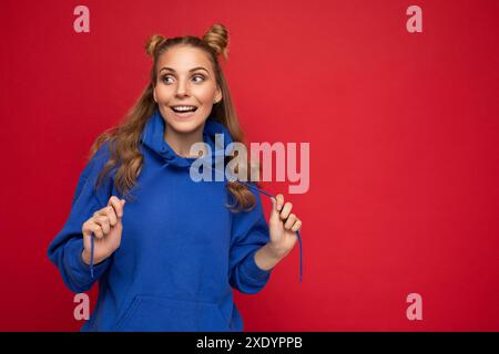 Photo de jeune charmante belle belle belle jolie femme blonde joyeuse souriante avec deux cornes avec des émotions sincères portant Banque D'Images