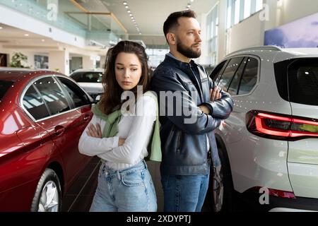 Homme et femme frustrés à la concession automobile ne peuvent pas s'entendre sur l'achat d'une nouvelle voiture Banque D'Images