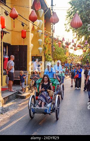 Hoi an (Hoian), Vietnam - 11 avril 2018 : touristes chevauchant des trishaws (pousse-pousse à vélo) autour de la ville antique de Hoi an. Banque D'Images