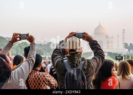 Agra, Inde - 8 novembre 2018 : touristes prenant des photos du Taj Mahal. Magnifique vue sur le mausolée de marbre blanc à l'heure du matin. Banque D'Images