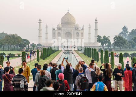 Agra, Inde - 8 novembre 2018 : touristes prenant des photos du Taj Mahal. Magnifique vue sur le mausolée de marbre blanc à l'heure du matin.. Banque D'Images