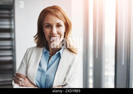 Affaires, femme heureuse et portrait avec confiance dans le bureau, fierté et sourire pour l'entreprise. Employé professionnel, professionnel et mature comme hr Banque D'Images
