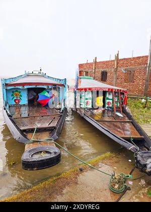 Deux lanceurs, utilisés pour le transport de passagers et de marchandises, ont accosté sur la rive de Dingapotha, Mohonganj 'haor' (une grande zone humide formée par la rivière et l'eau de pluie, célèbre comme zone de pêche). Netrokona, Bangladesh. Banque D'Images