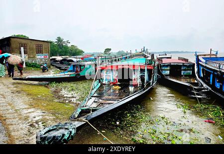 Deux lanceurs, utilisés pour le transport de passagers et de marchandises, ont accosté sur la rive de Dingapotha, Mohonganj 'haor' (une grande zone humide formée par la rivière et l'eau de pluie, célèbre comme zone de pêche). Netrokona, Bangladesh. Banque D'Images