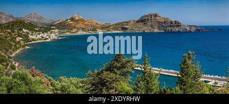 Ville de Plakias sur la baie de Plakias, mer de Libye, Crète centrale, Grèce Banque D'Images