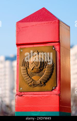 Poste frontière avec armoiries de l'Union soviétique. Gros plan Banque D'Images