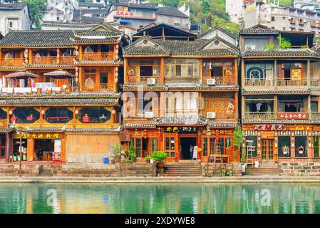 Fenghuang, Chine - 23 septembre 2017 : vue panoramique de vieilles maisons traditionnelles chinoises en bois au bord de la rivière dans la ville antique de Phoenix (comté de Fenghuang). Banque D'Images