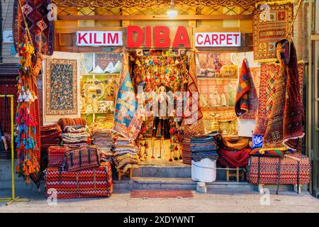 Ispahan, Iran - 24 octobre 2018 : vue imprenable sur le magasin de tapis dans le Grand Bazar (Qeysarie Bazaar). Banque D'Images