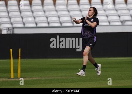 Chester le Street, 25 juin 2024. NAT Sciver-Brunt pratique le bowling pendant la journée de pratique pour la première Metro Bank One Day International au Seat unique, Riverside. Crédit : Colin Edwards/Alamy Live News Banque D'Images