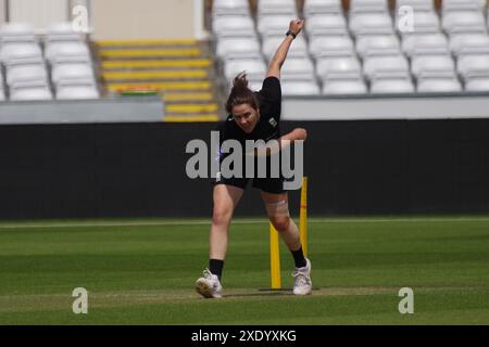 Chester le Street, 25 juin 2024. NAT Sciver-Brunt pratique le bowling pendant la journée de pratique pour la première Metro Bank One Day International au Seat unique, Riverside. Crédit : Colin Edwards/Alamy Live News Banque D'Images