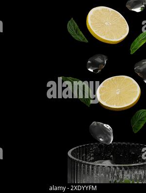 Tranches de citron, petits glaçons et feuilles de menthe tombant dans le verre avec la boisson, rendu 3D. Banque D'Images