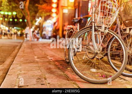 Vélo garé près du mur de la vieille maison sur la rue étroite pittoresque de Hoi an Ancient Town (Hoian), Vietnam. Banque D'Images