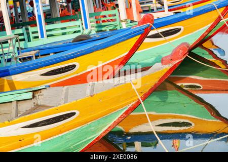 Vue rapprochée des bateaux touristiques vietnamiens traditionnels en bois colorés garés sur la rivière Thu bon dans la ville antique de Hoi an (Hoian), Vietnam. Banque D'Images