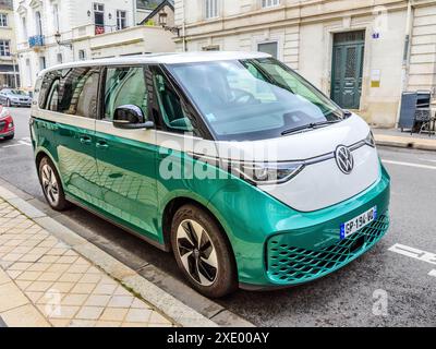 Nouveau Volkswagen ID. Buzz All Electric People Carrier - Tours, Indre-et-Loire (37), France. Banque D'Images