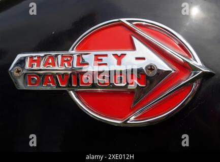 Gros plan d'un logo harley davidson chromé sur le réservoir d'une moto noire Banque D'Images