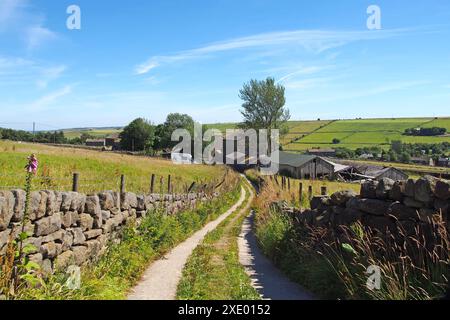Ruelle de campagne étroite descendant une colline dans la campagne pittoresque du yorkshire de l'ouest près du village de colden dans le yorkshire de l'ouest de calderdale Banque D'Images