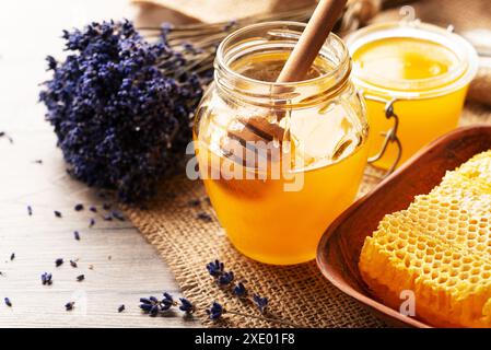 Nid d'abeille dans un plat en argile sur la table de cuisine fond doux Banque D'Images