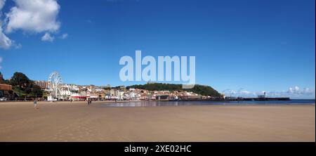 Longue vue panoramique sur la ville de Scarborough depuis la plage sur la baie sud Banque D'Images