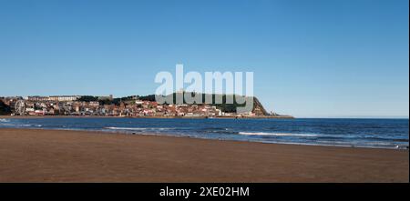 Longue vue panoramique sur la ville de Scarborough depuis la plage sur la baie sud Banque D'Images