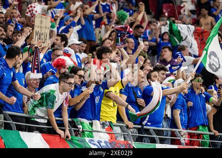 Leipzig, Allemagne. 24 juin 2024. Les fans de football italiens vus sur les tribunes lors du match de l'UEFA Euro 2024 dans le groupe B entre la Croatie et l'Italie au Red Bull Arena de Leipzig. Crédit : Gonzales photo/Alamy Live News Banque D'Images