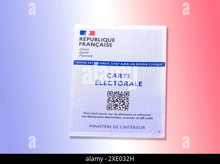 Gros plan d'une carte électorale française sur fond de drapeau français, élections en France Banque D'Images